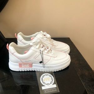 Women’s white sneakers💗🤩